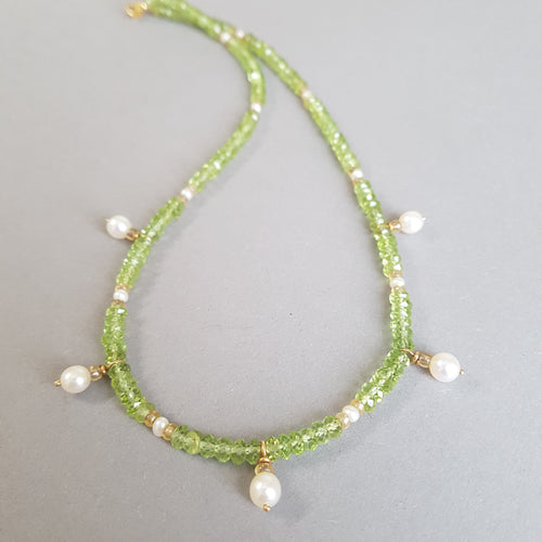 Peridotcollier facettiert mit Süßwasserperlen