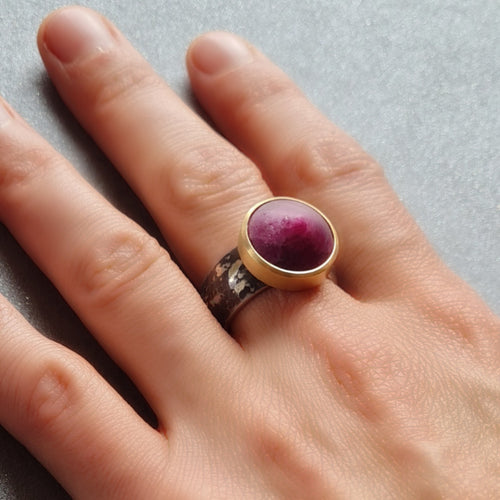 Ring mit Rubinkegel